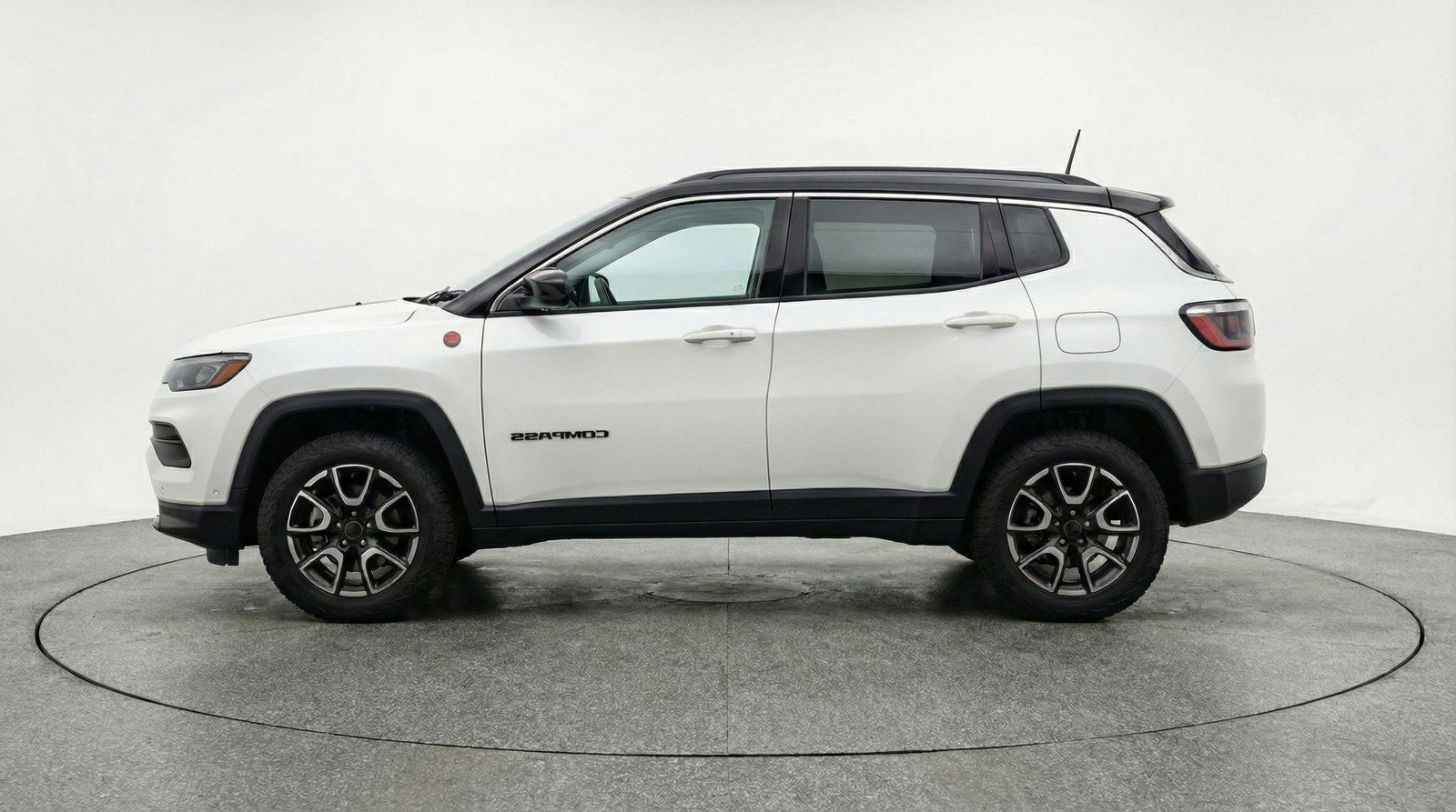 Used 2025 Jeep Compass Trailhawk image 5