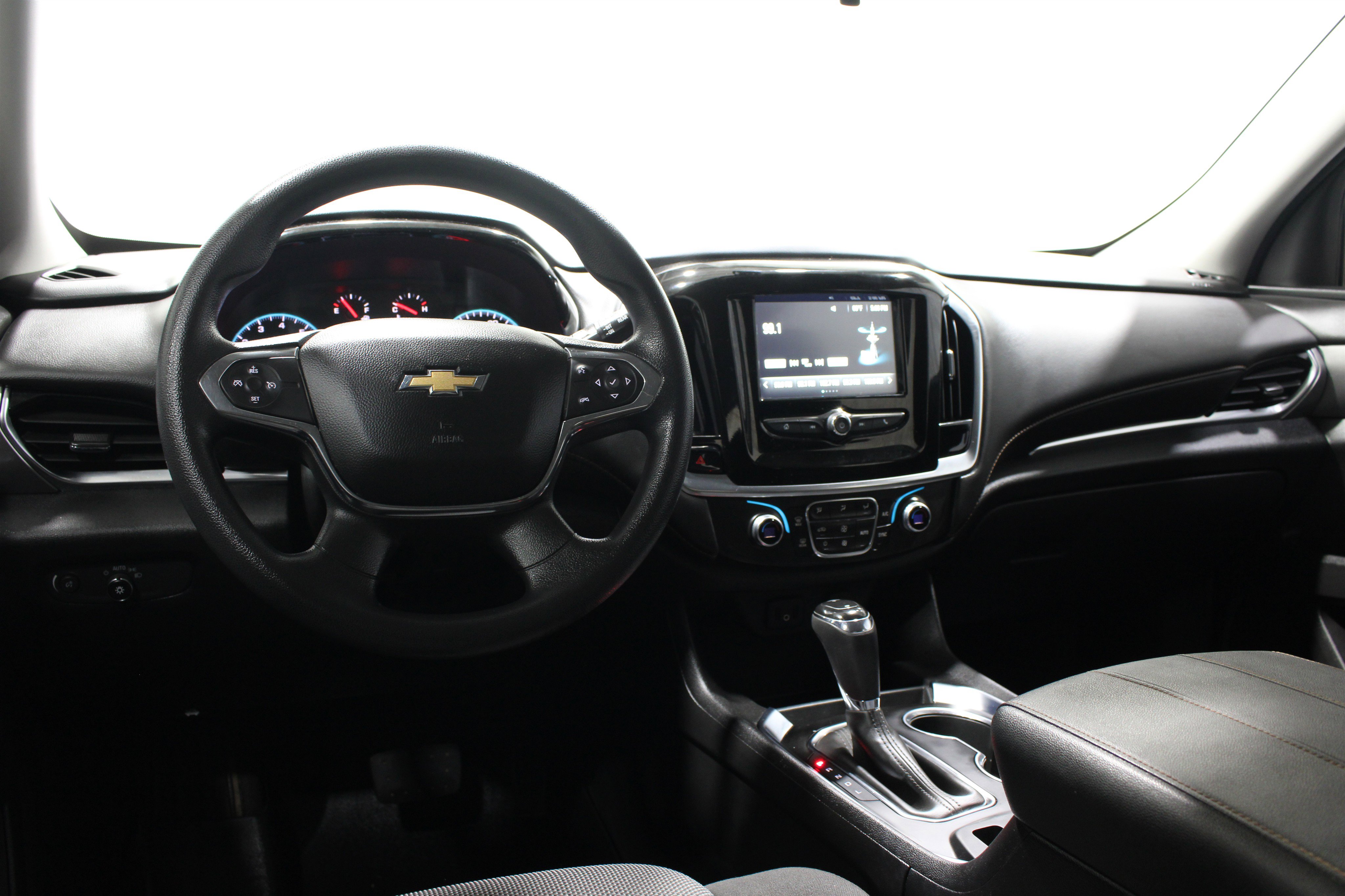 Used 2018 Chevrolet Traverse LS FWD image 2