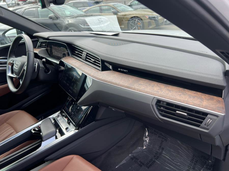 Used 2023 Audi e-tron Premium Plus w/ Premium Plus Package image 29