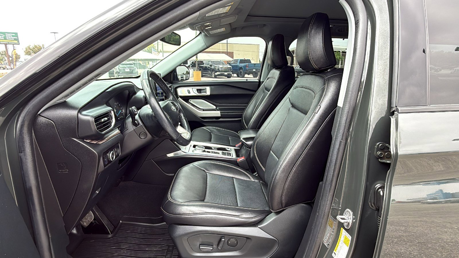 Used 2023 Ford Explorer Limited w/ Limited Technology Package RWD image 9
