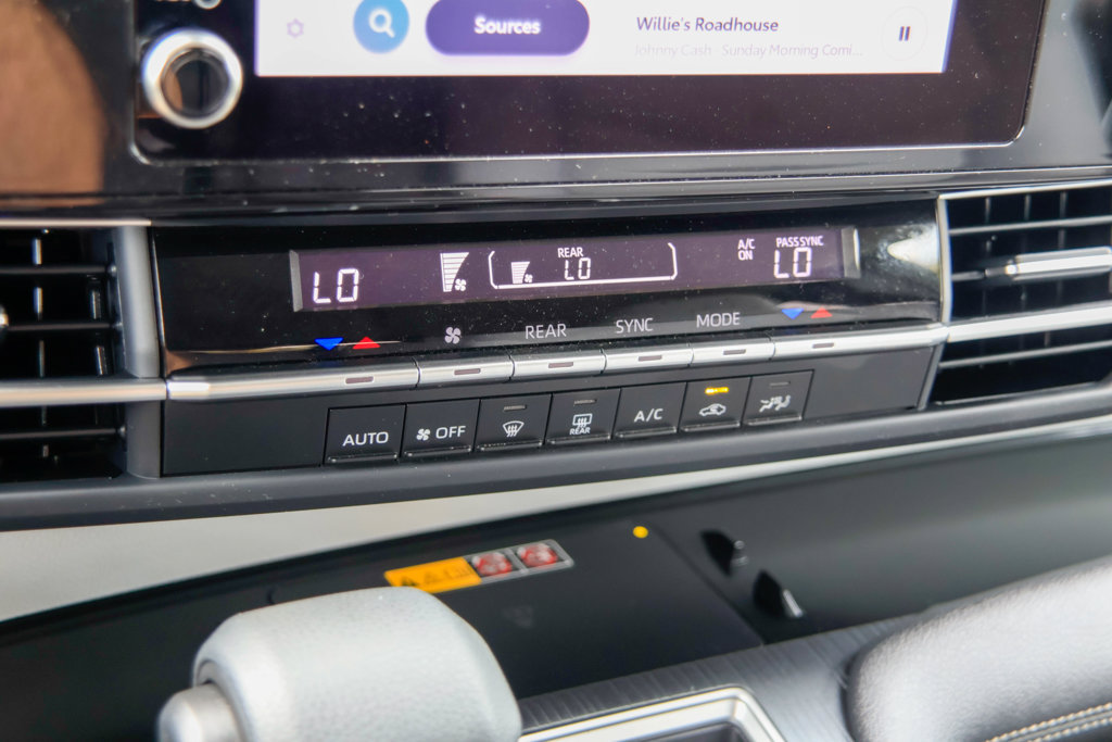 Used 2026 Toyota Sienna LE FWD image 18