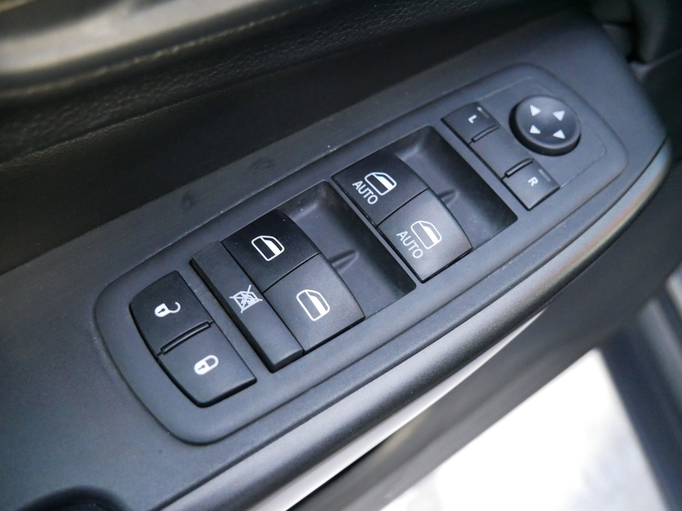 Used 2019 Jeep Cherokee Trailhawk w/ Cold Weather Group image 19