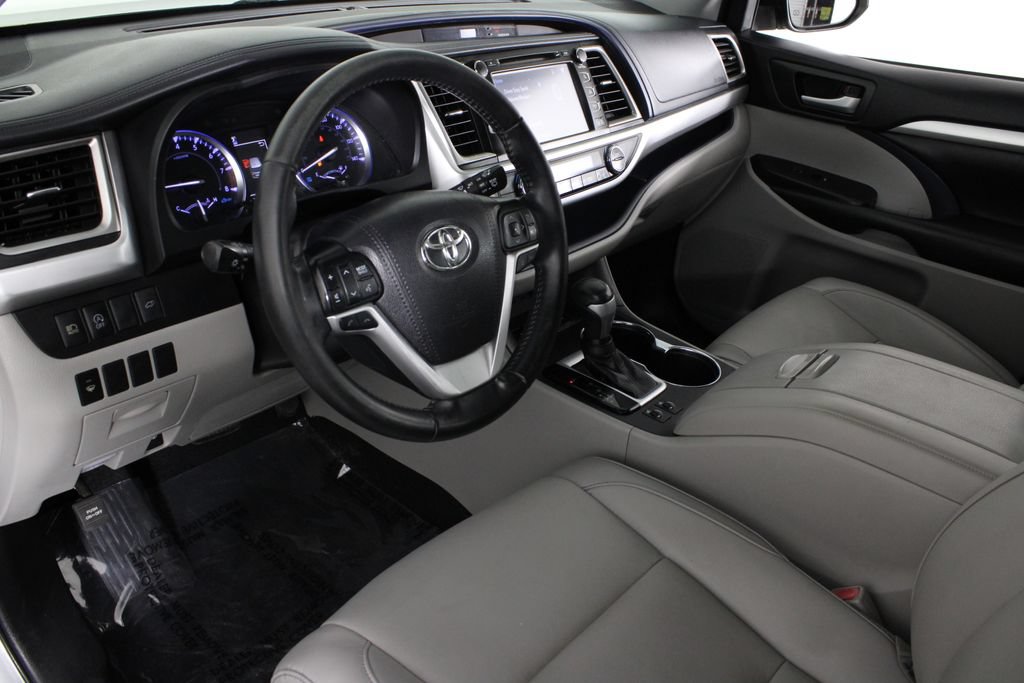 Used 2019 Toyota Highlander XLE AWD/4WD image 19