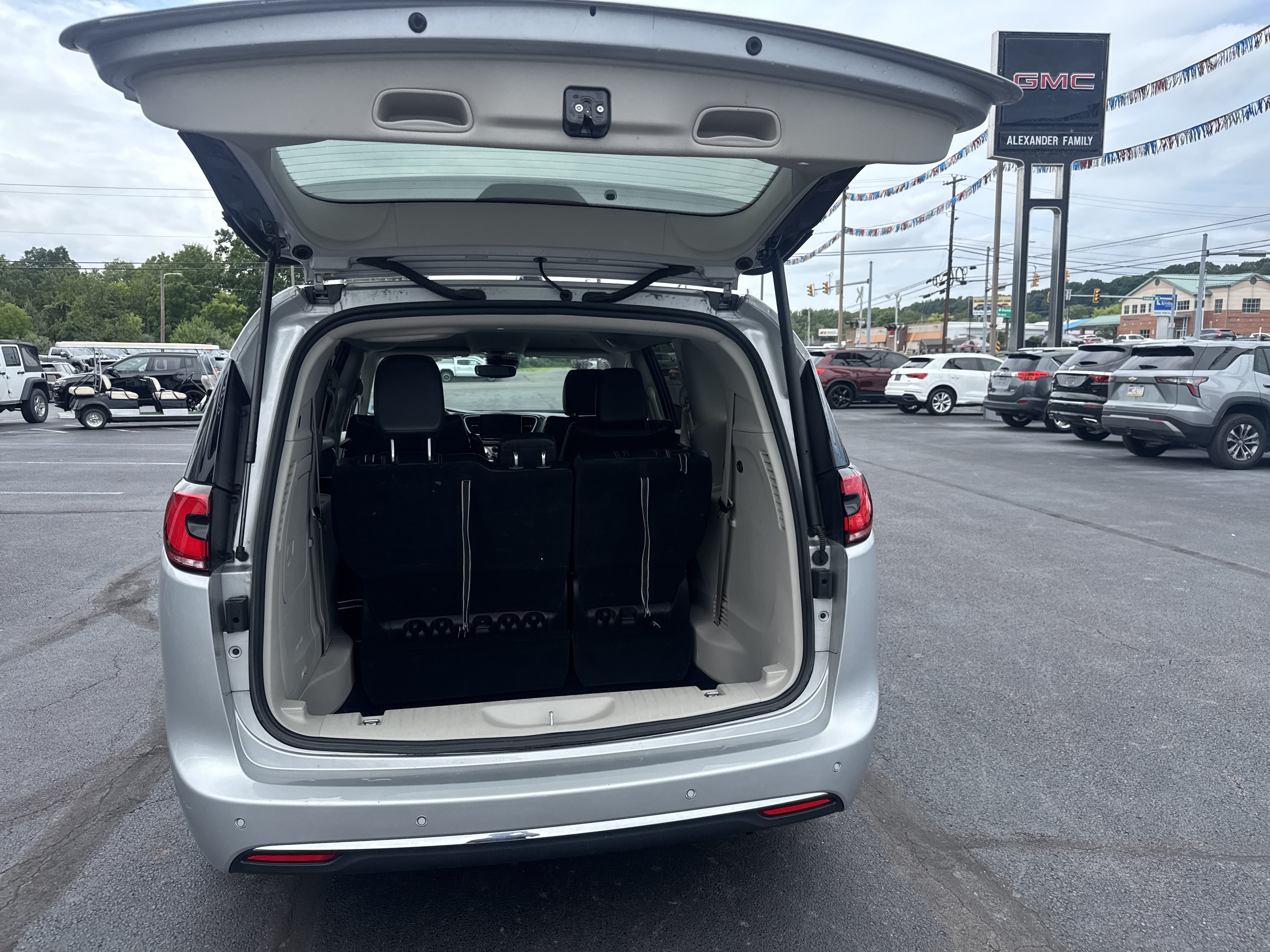 Used 2024 Chrysler Pacifica Limited FWD image 5