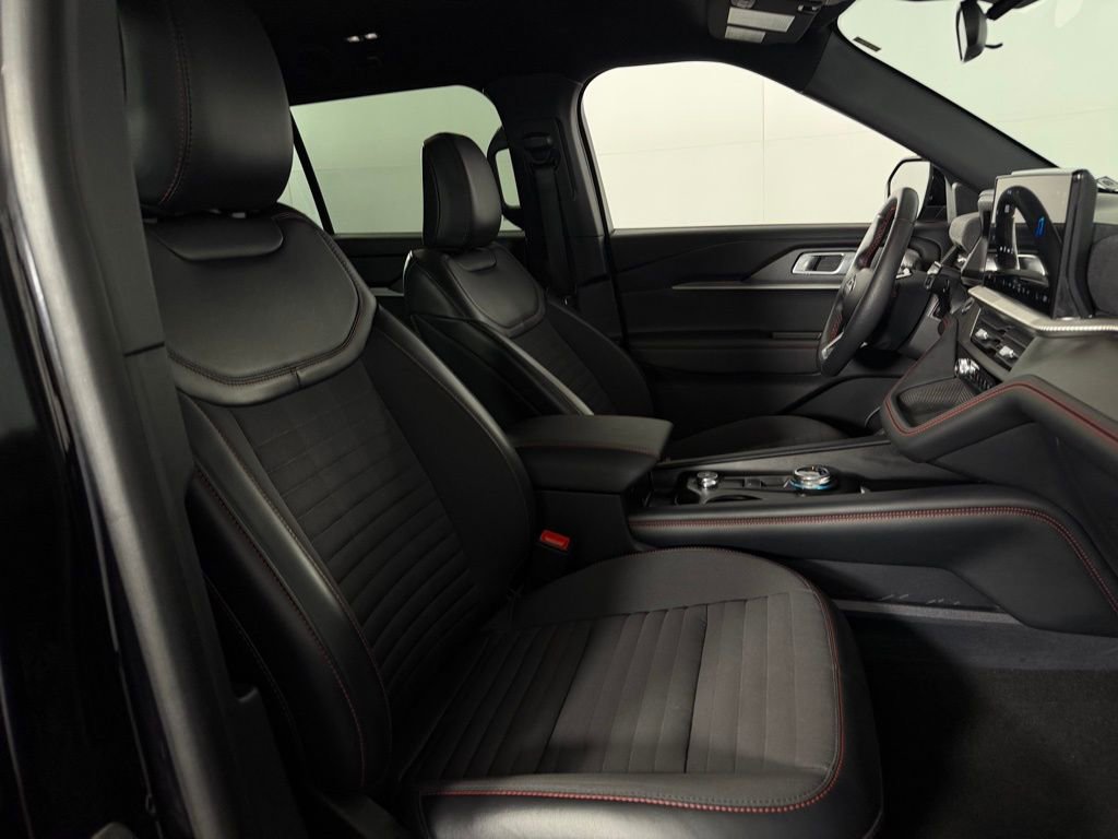 Used 2025 Ford Explorer ST-Line w/ ST-Line Street Pack image 32