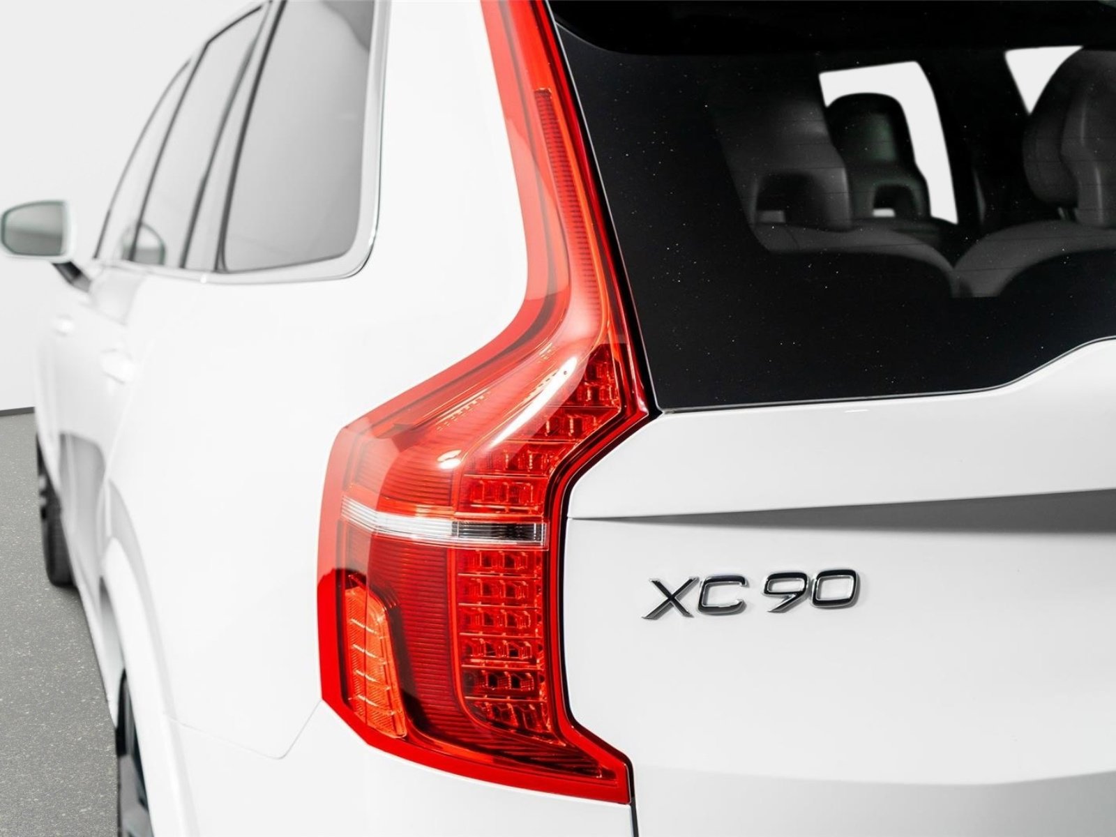 Used 2025 Volvo XC90 B6 Ultra w/ Protection Package Premier image 12
