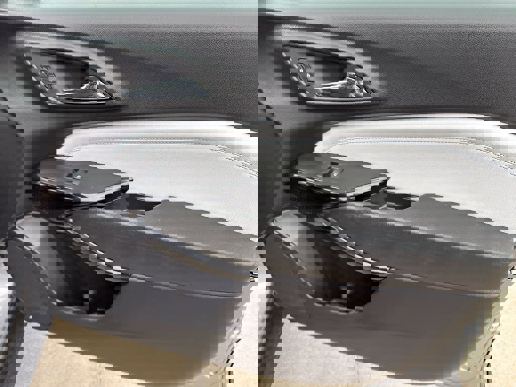 Used 2025 Chevrolet Trax LT w/ LT Convenience Package FWD image 31