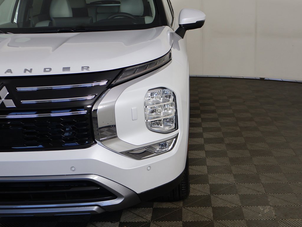 New 2025 Mitsubishi Outlander SE image 16