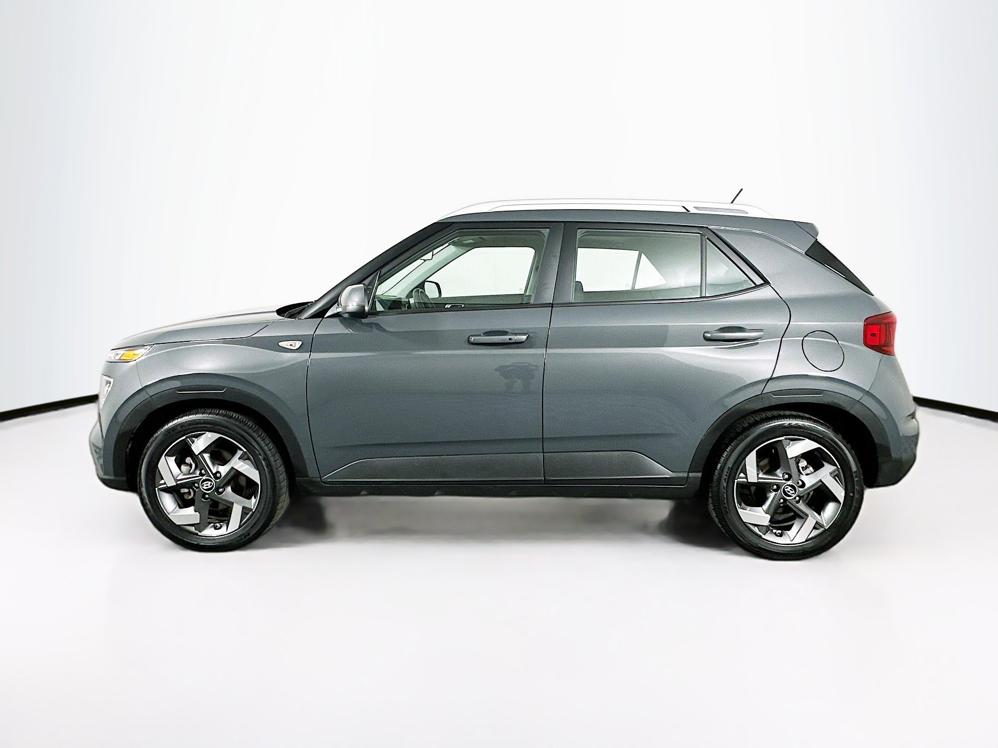 Used 2025 Hyundai Venue SEL FWD image 4