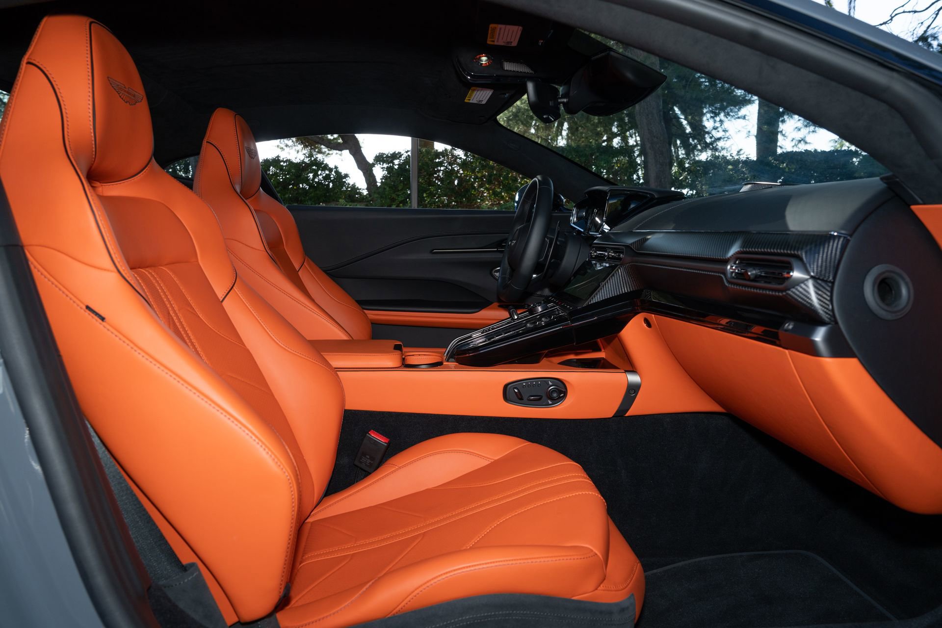 Used 2025 Aston Martin V8 Vantage Coupe image 16