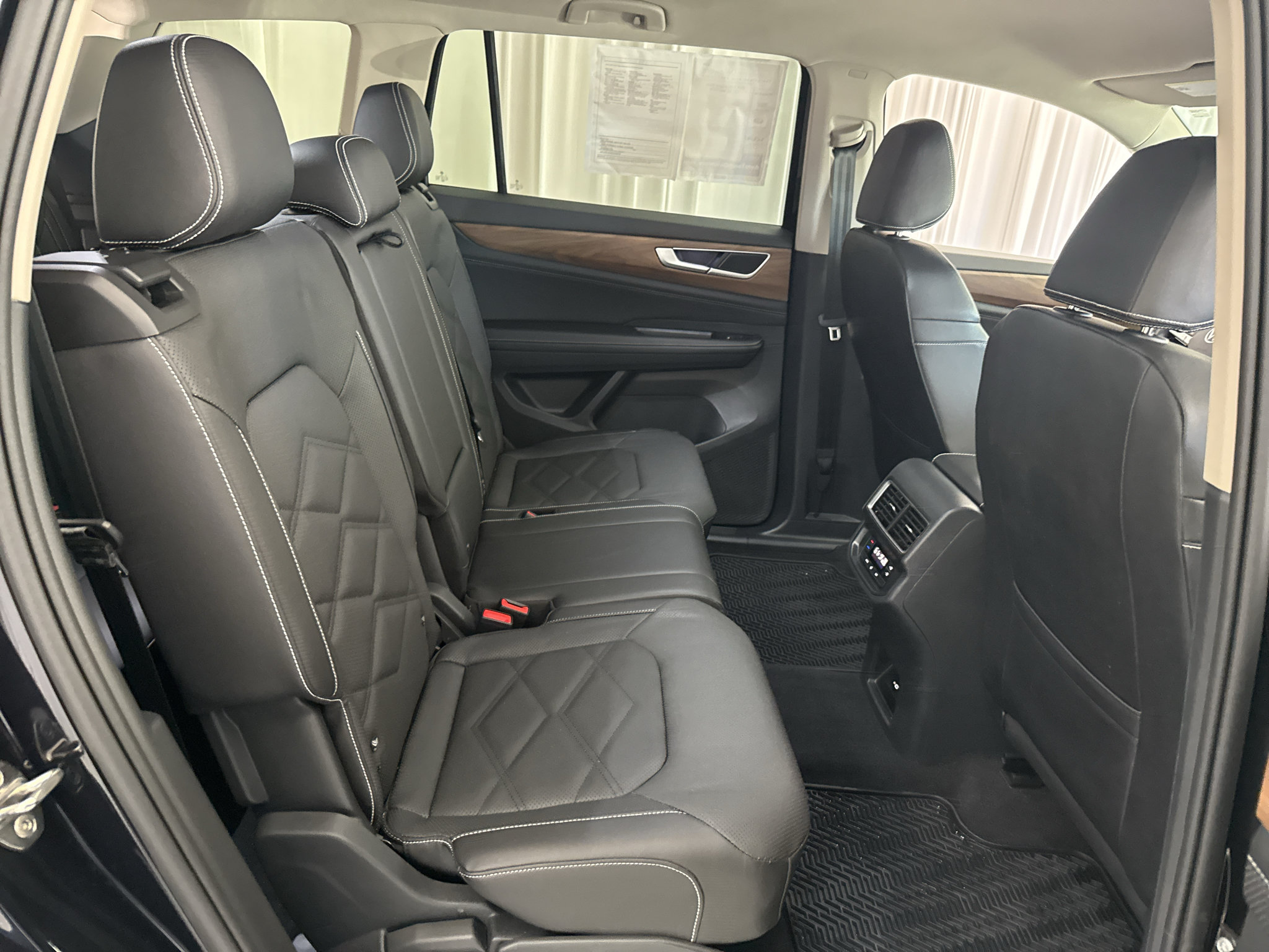 Used 2025 Volkswagen Atlas SE AWD/4WD image 33