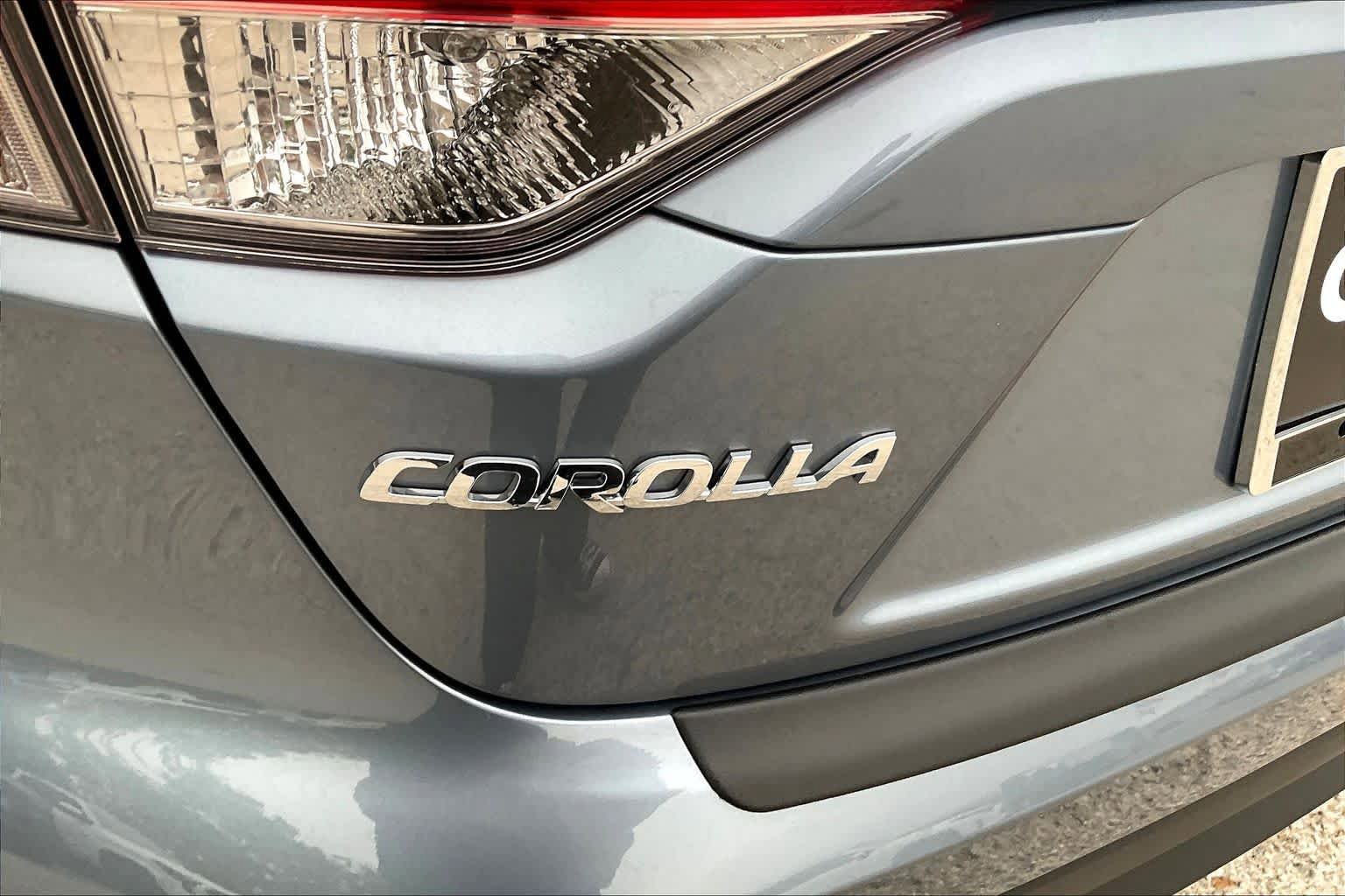 Used 2025 Toyota Corolla LE FWD image 30