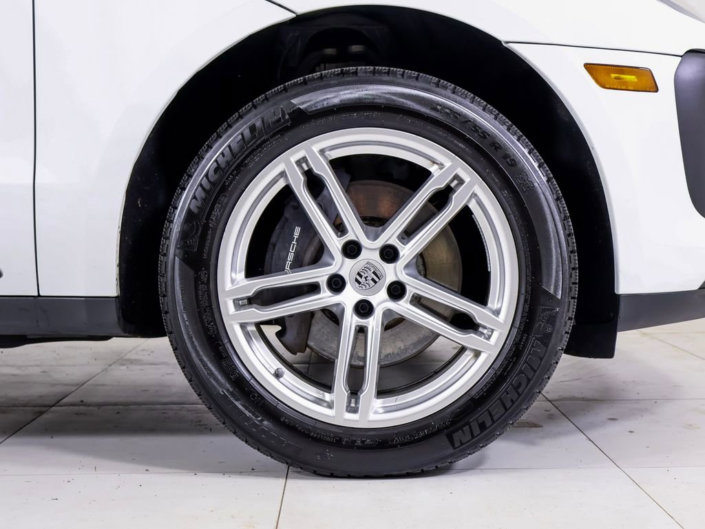 Certified 2025 Porsche Macan AWD/4WD image 25