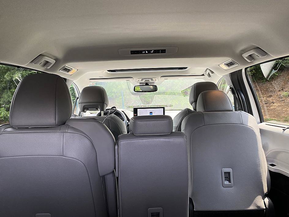 Certified 2026 Toyota Sienna XLE FWD image 32