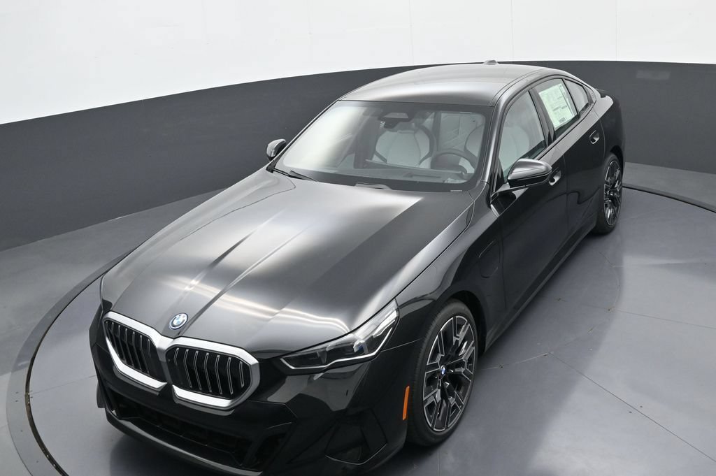 New 2026 BMW 550e xDrive w/ Executive Package AWD/4WD image 32