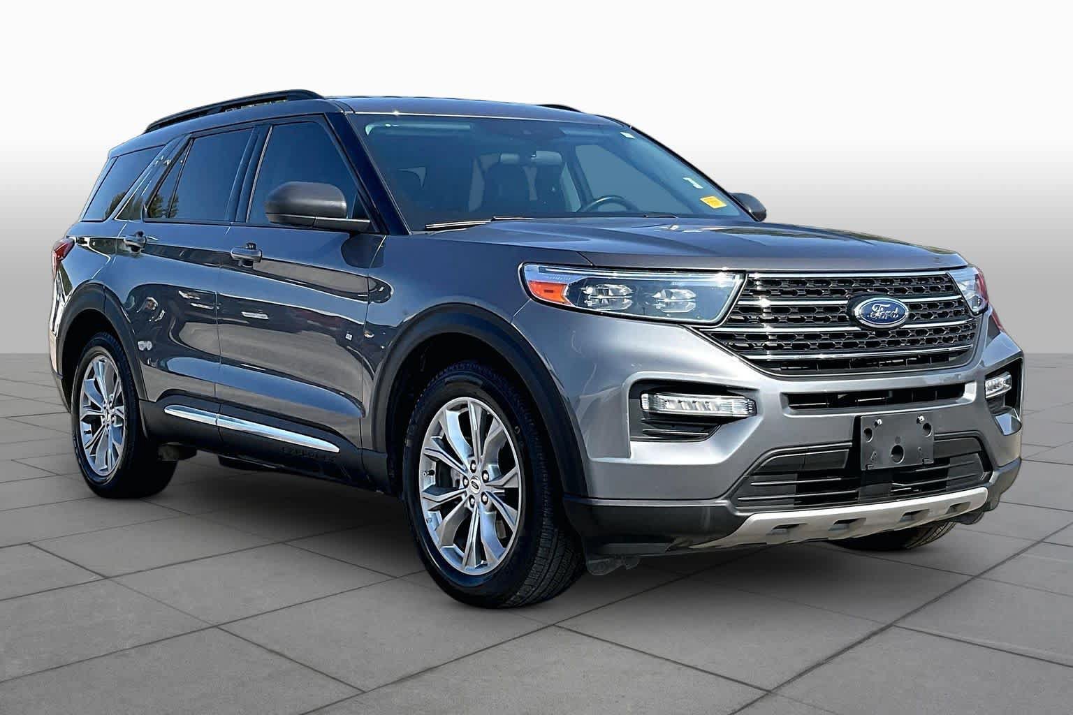 Used 2023 Ford Explorer XLT w/ Equipment Group 202A RWD image 3