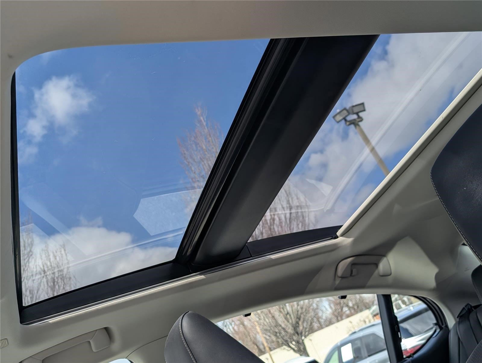 Used 2019 Lexus ES 350 Ultra Luxury w/ Accessory Package image 18