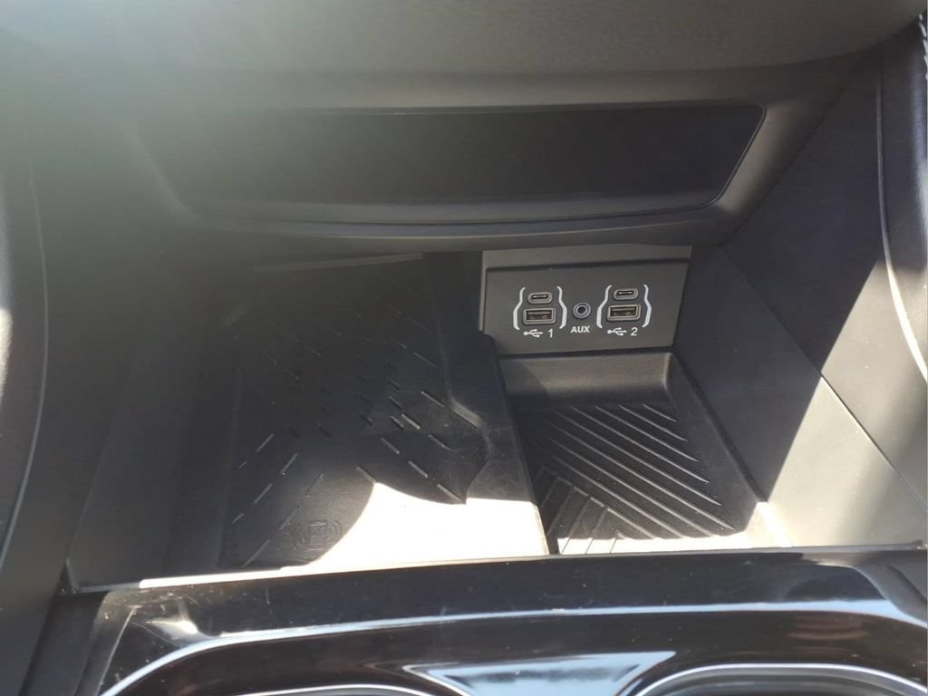 Used 2025 Chrysler Pacifica Limited FWD image 12