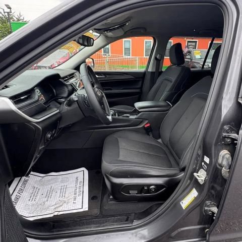 Used 2024 Jeep Grand Cherokee Laredo RWD image 11