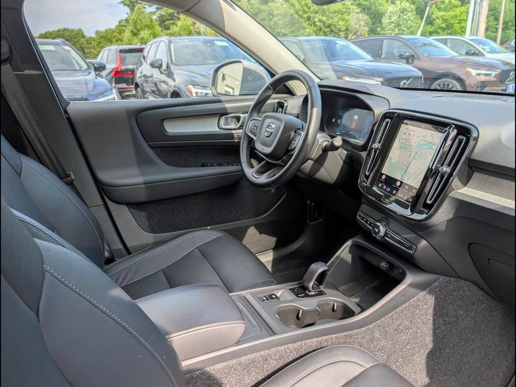Certified 2025 Volvo XC40 B5 Plus AWD/4WD image 21