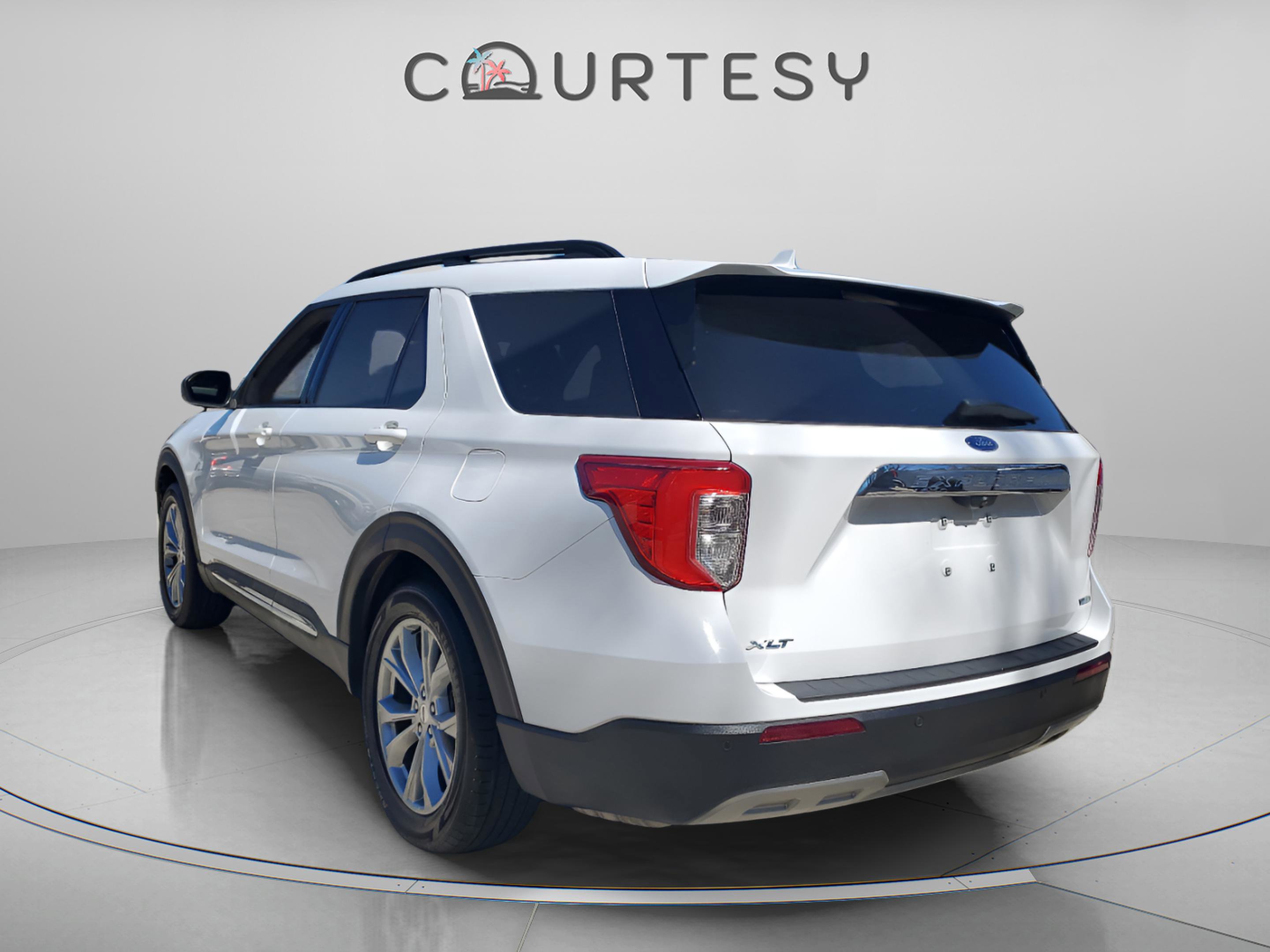 Used 2020 Ford Explorer XLT w/ Equipment Group 202A image 3