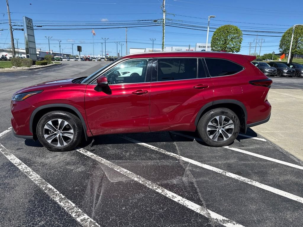 Used 2021 Toyota Highlander XLE AWD/4WD image 8