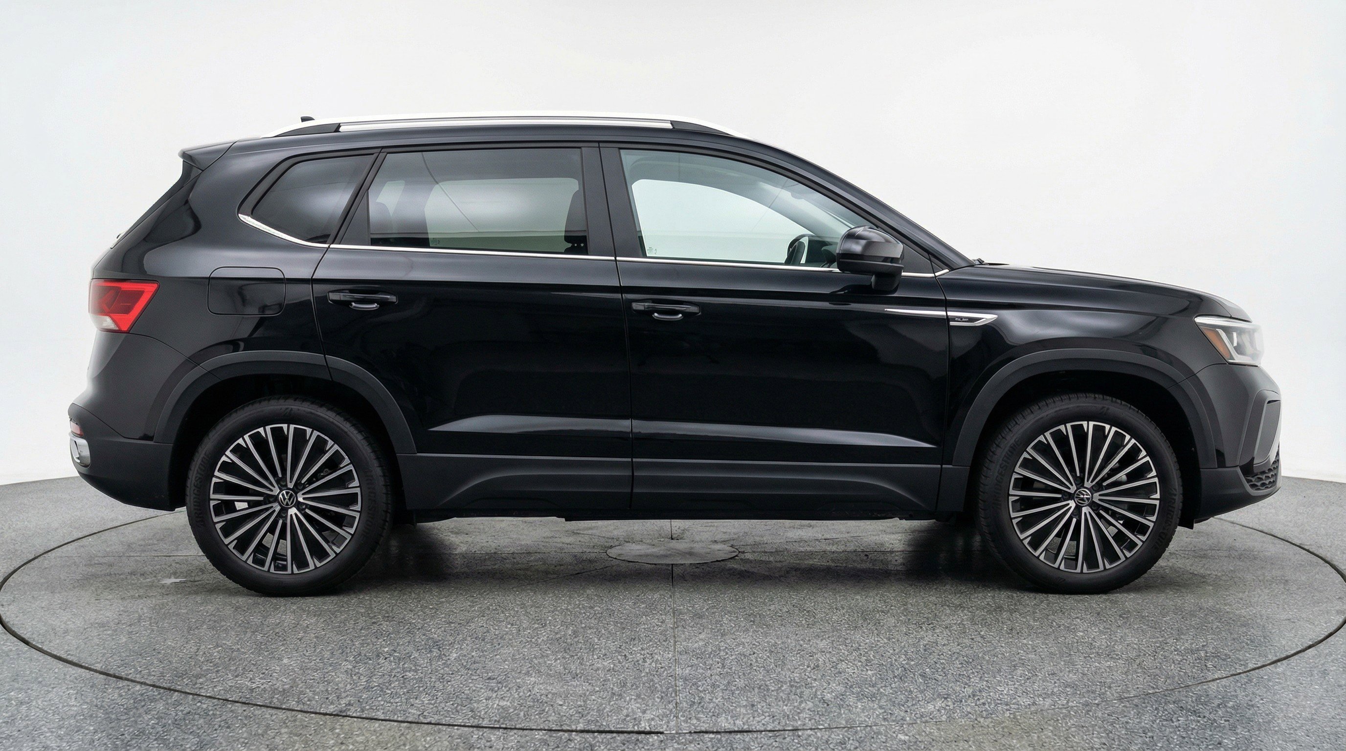 Used 2025 Volkswagen Taos SE image 11