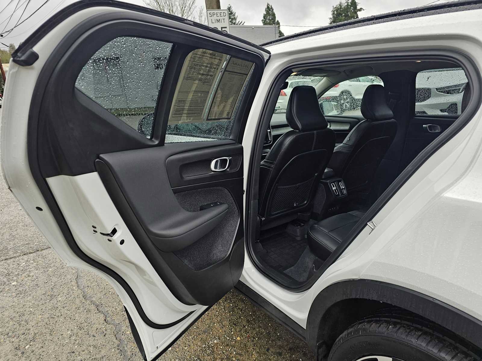 Certified 2024 Volvo XC40 B5 Ultimate w/ Protection Package Premier image 18