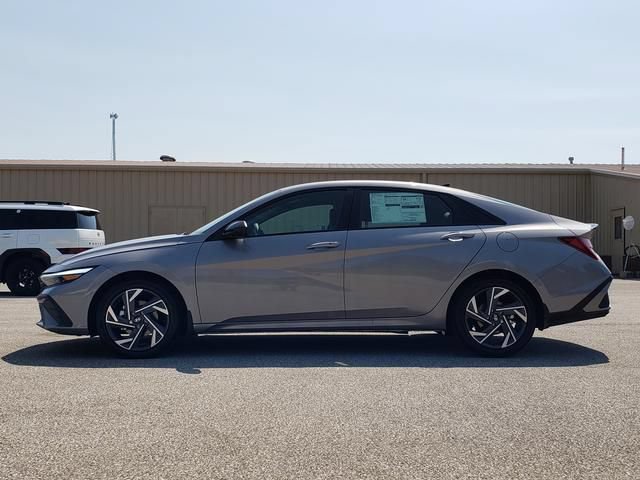 Used 2025 Hyundai Elantra SEL FWD image 3