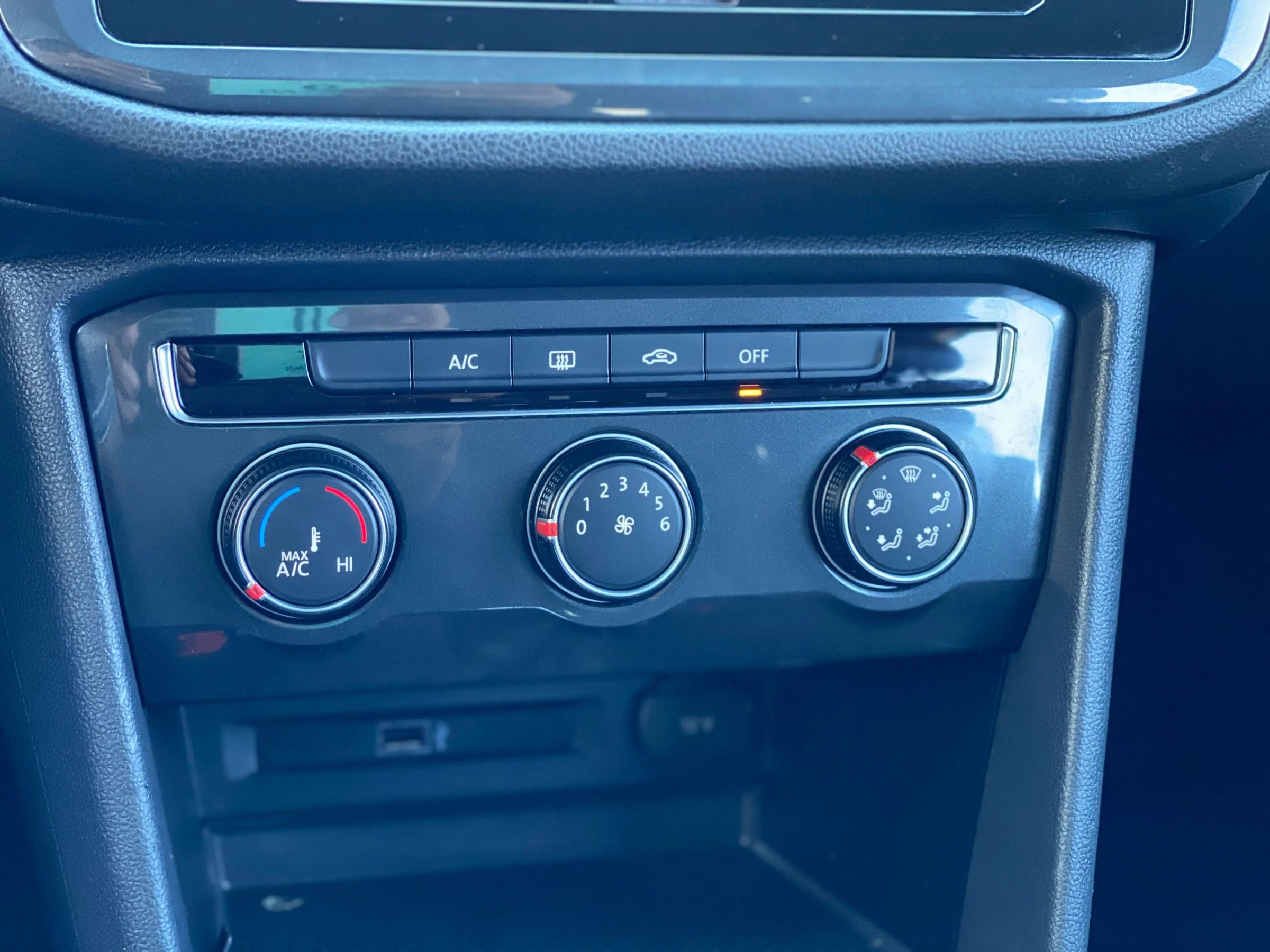 Used 2019 Volkswagen Tiguan S image 37