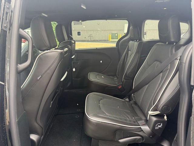 New 2026 Chrysler Pacifica Limited image 17