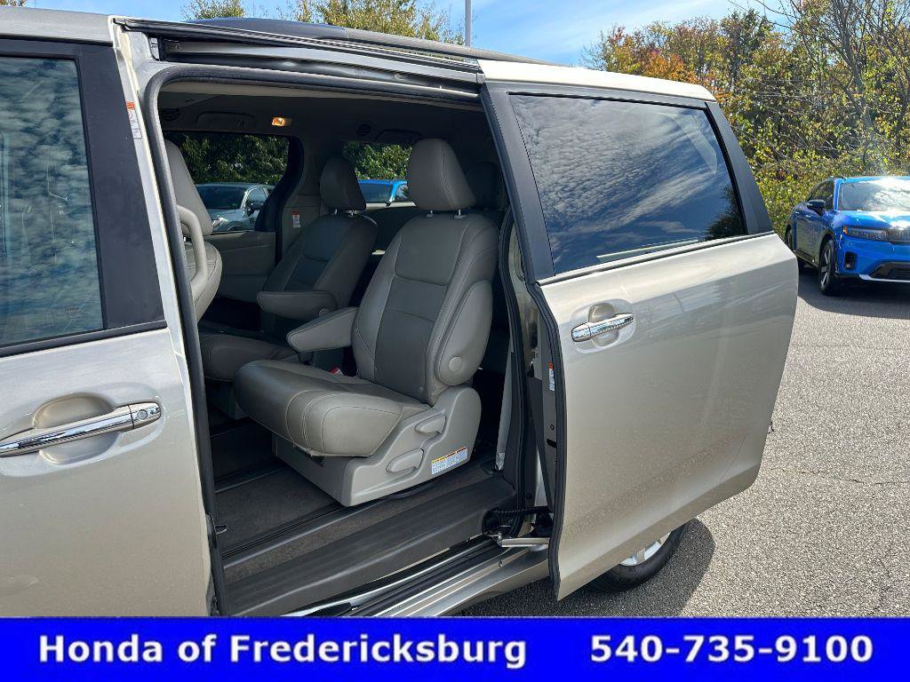 Used 2017 Toyota Sienna XLE Premium image 31