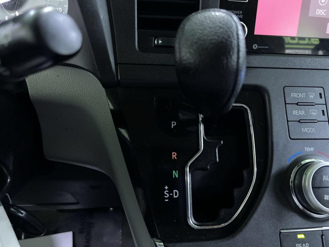 Used 2018 Toyota Sienna LE FWD image 23