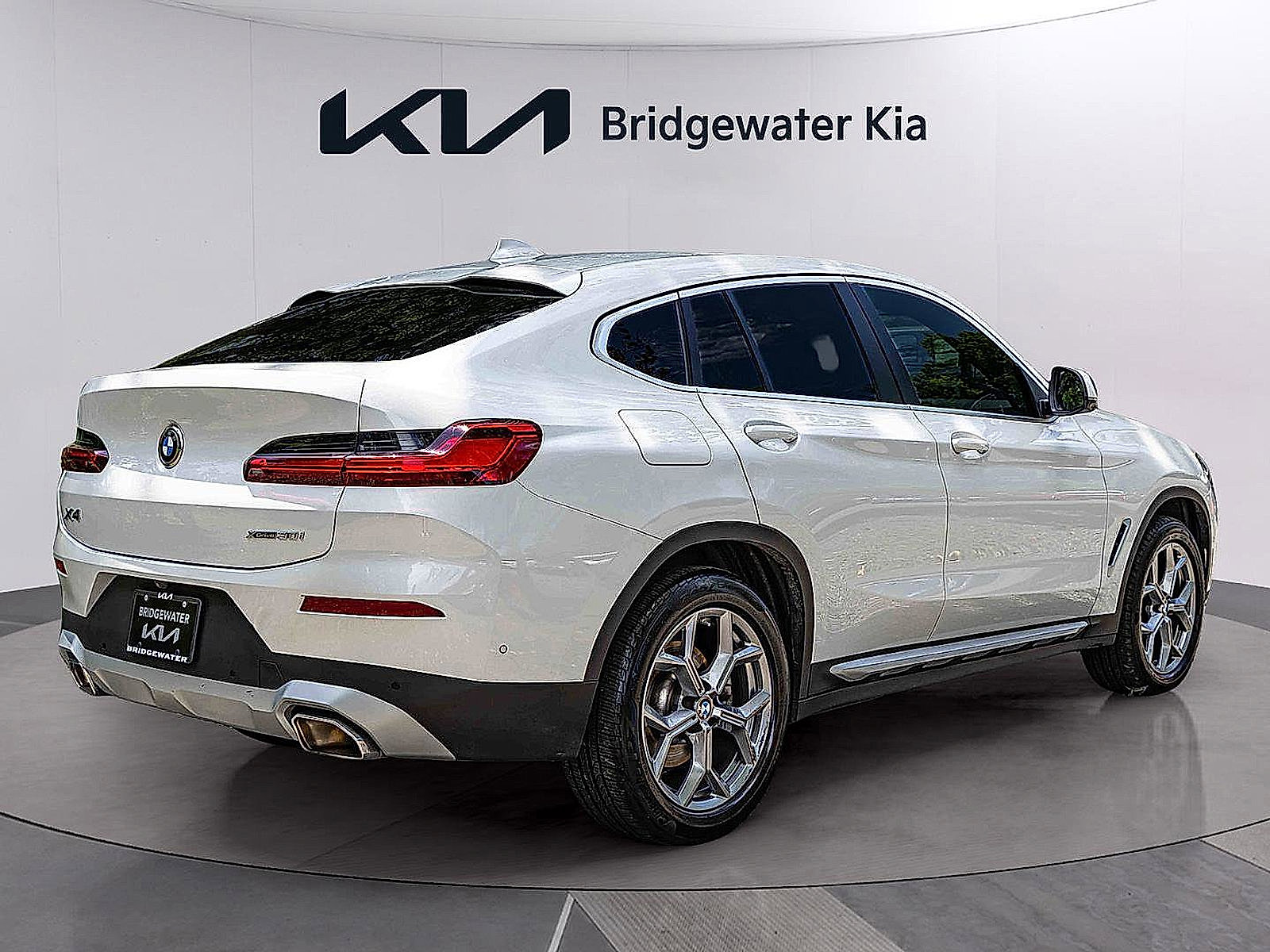 Used 2024 BMW X4 xDrive30i w/ Parking Assistance Package AWD/4WD image 7