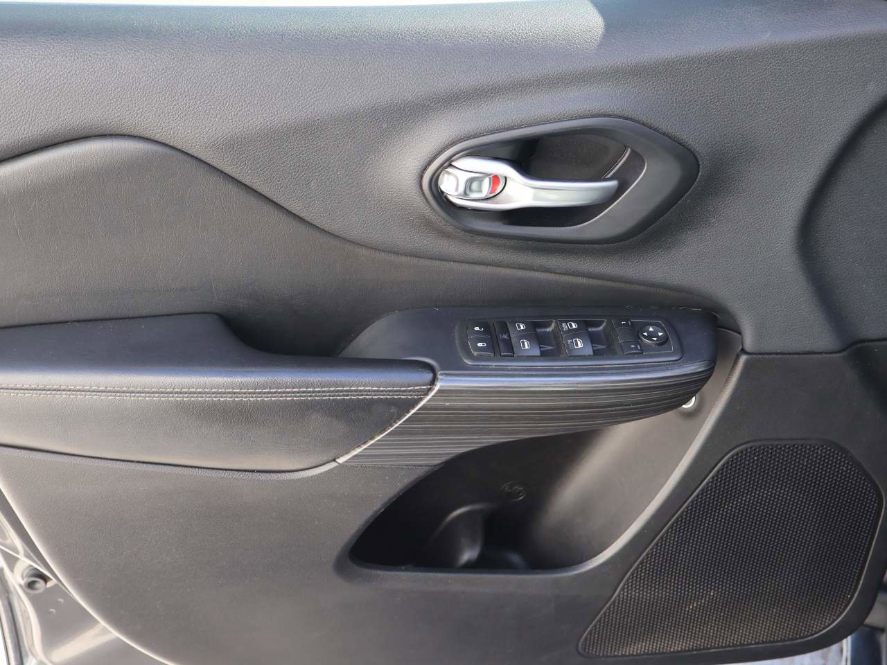 Used 2015 Jeep Cherokee Limited image 7