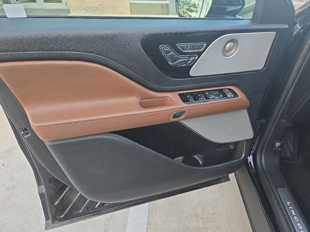 Used 2023 Lincoln Aviator Reserve w/ Equipment Group 201A AWD/4WD image 9