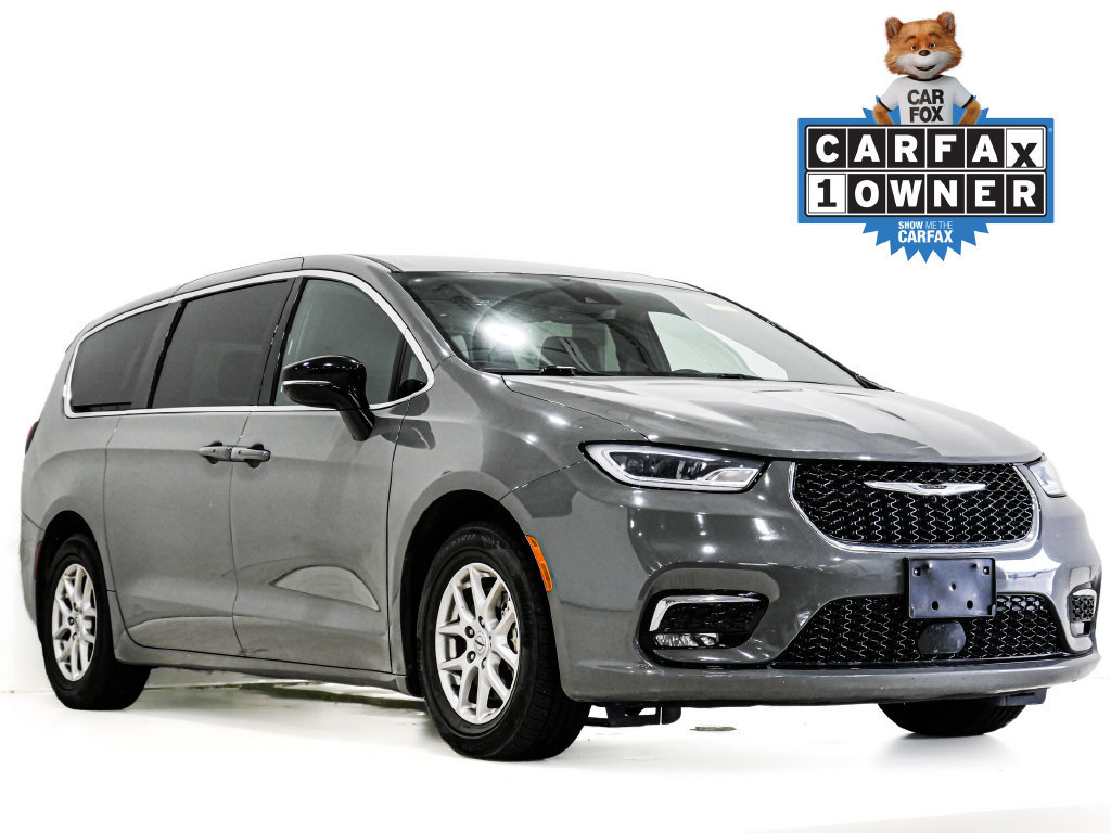 Used 2025 Chrysler Pacifica Select