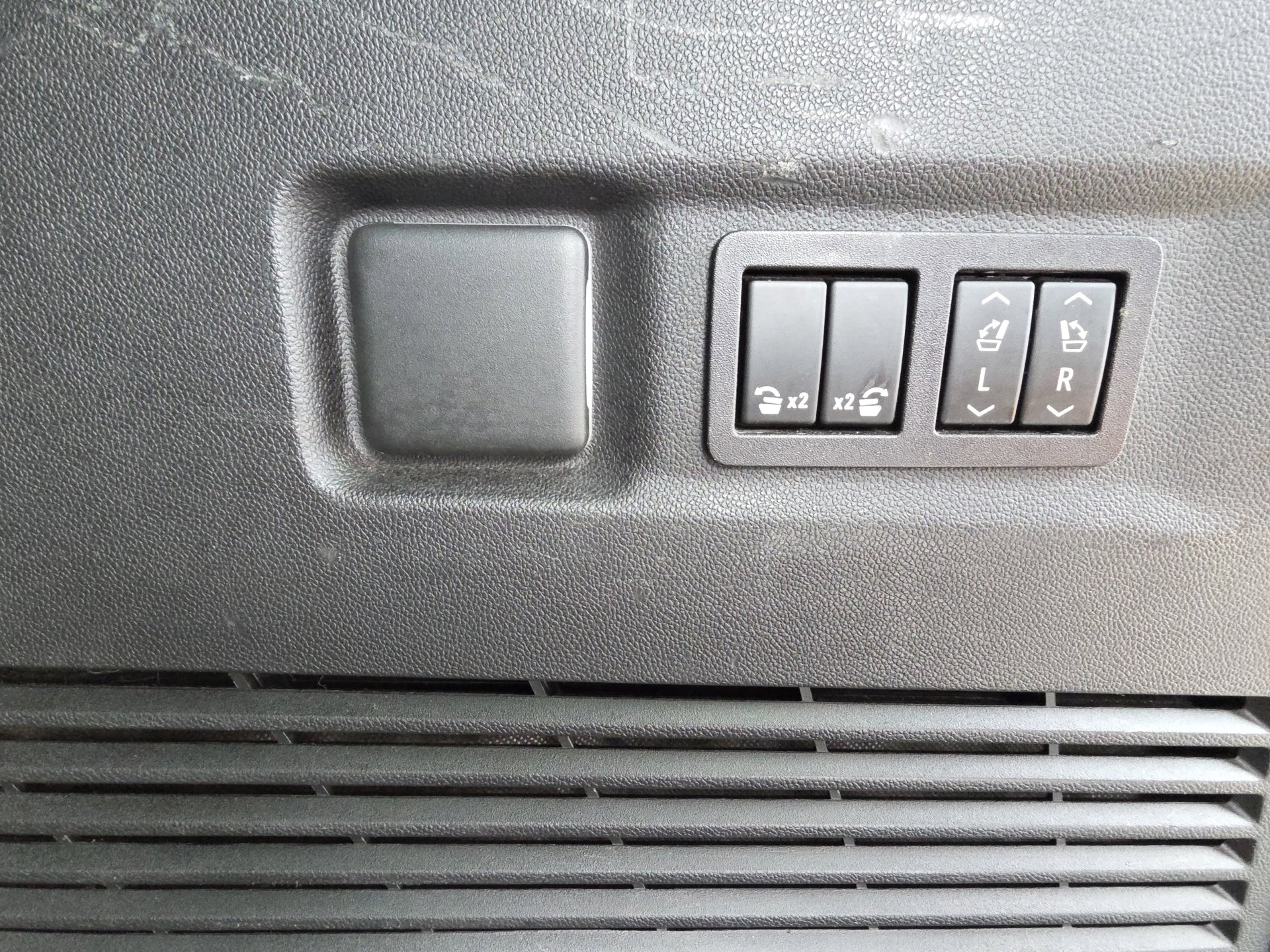 Used 2023 Chevrolet Suburban Premier image 34