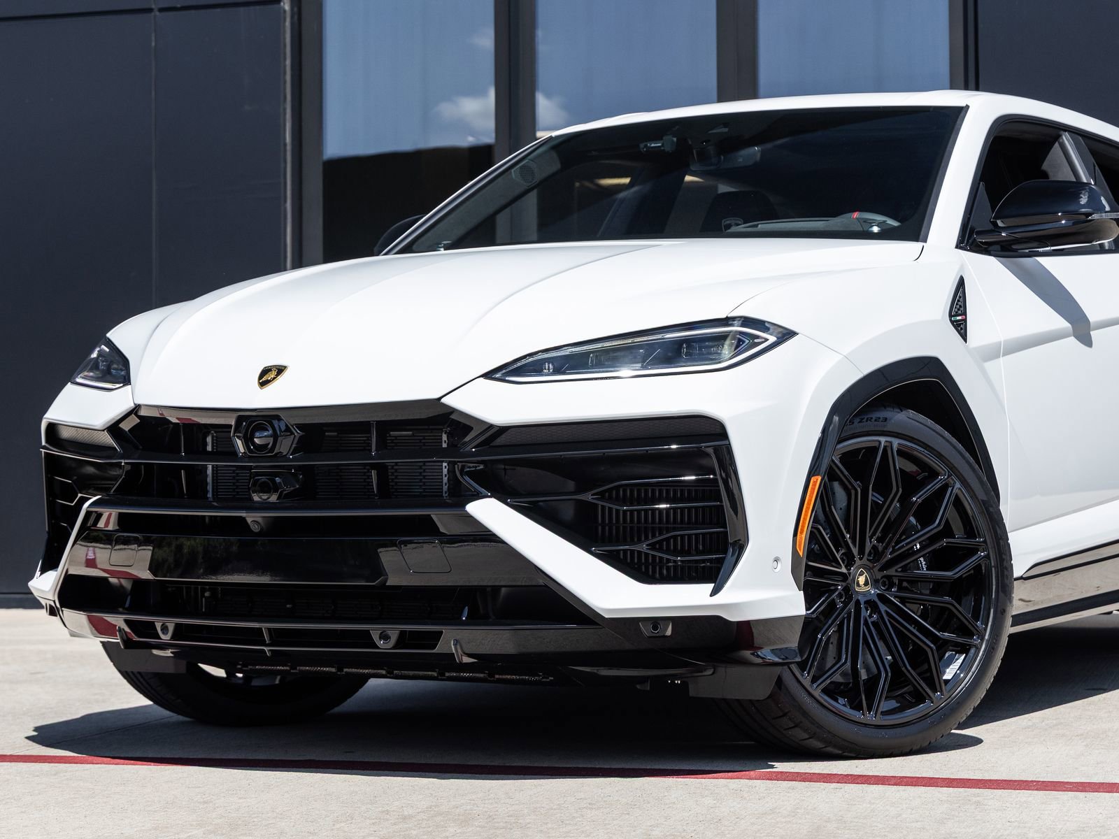Used 2025 Lamborghini Urus SE AWD/4WD image 3