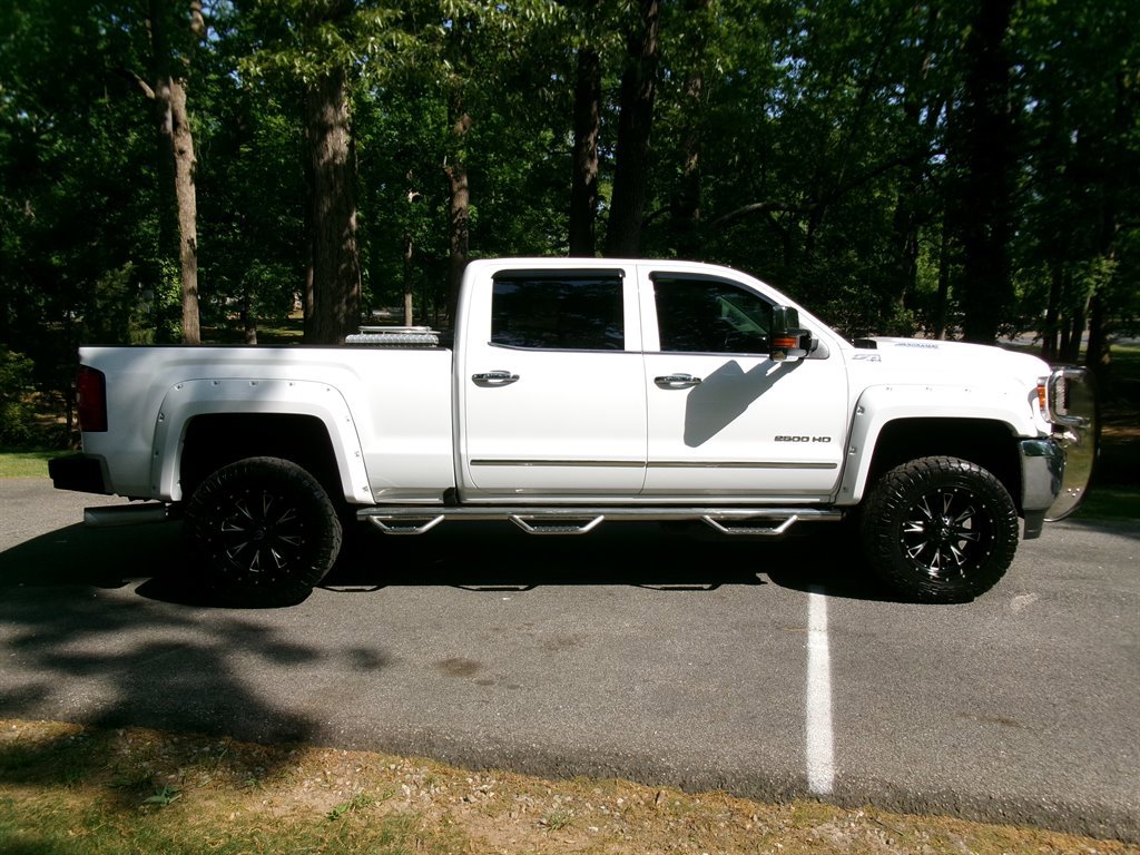 Used 2018 GMC Sierra 2500 SLT w/ Duramax Plus Package AWD/4WD image 4