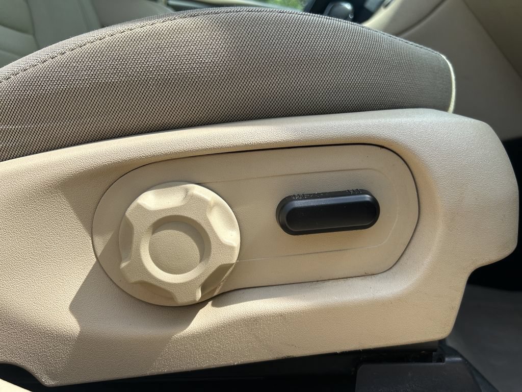 Used 2016 Ford Taurus SE FWD image 13
