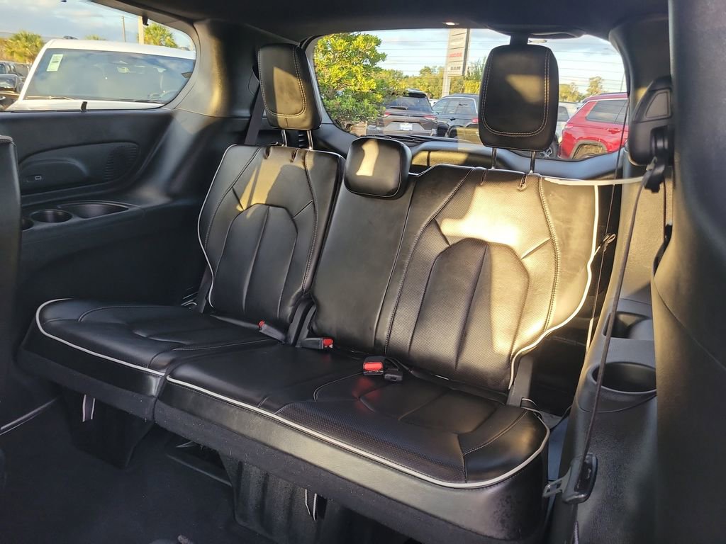 Certified 2025 Chrysler Pacifica Limited image 13