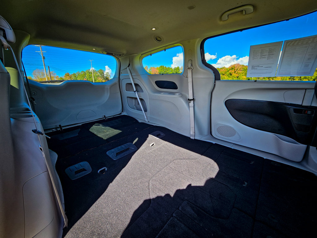 Used 2019 Chrysler Pacifica Touring-L FWD image 37