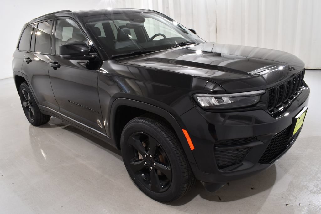Used 2023 Jeep Grand Cherokee Altitude AWD/4WD image 5