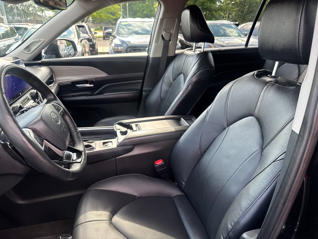 Used 2024 Toyota Grand Highlander AWD image 17