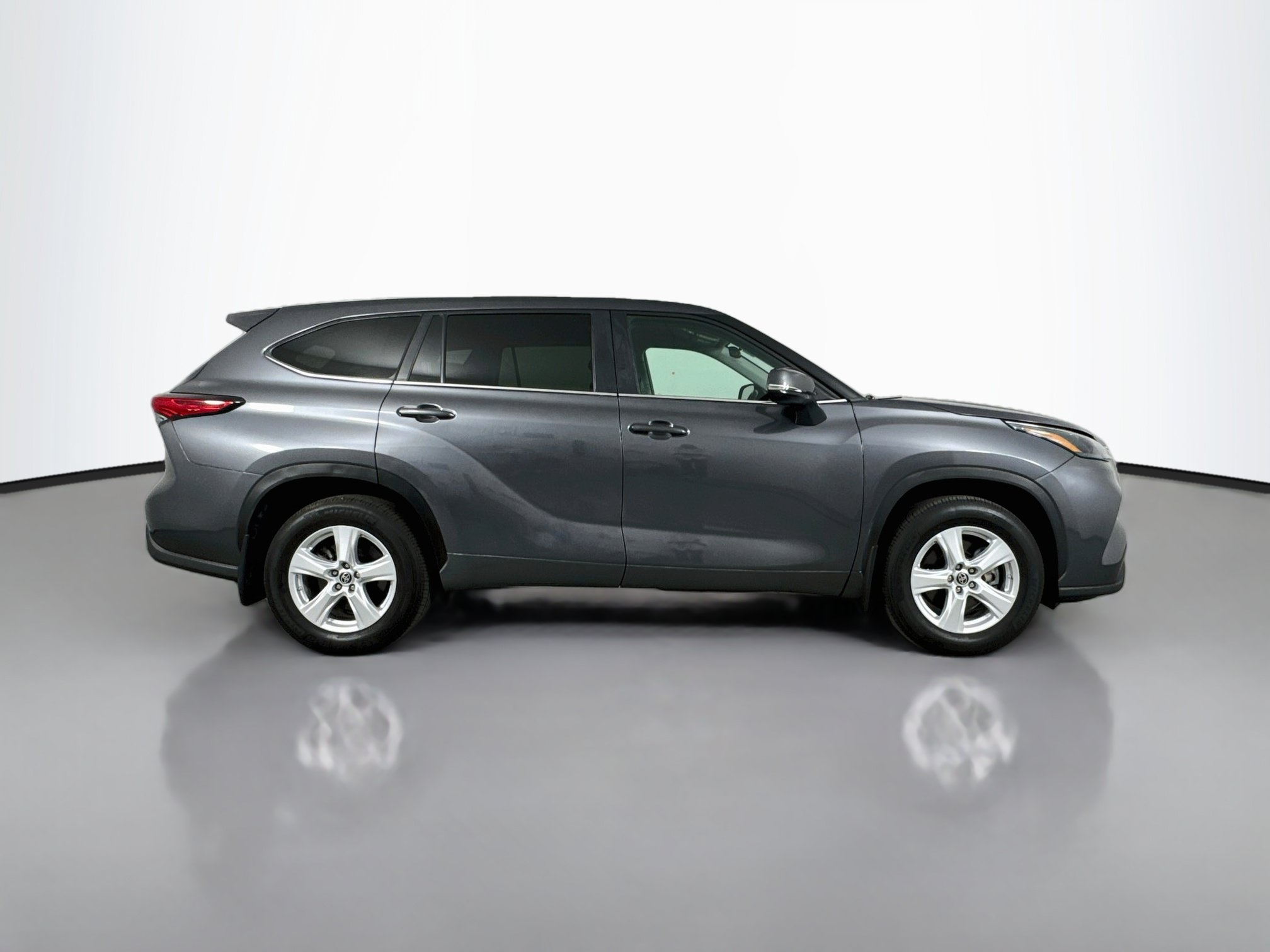 Used 2023 Toyota Highlander LE AWD/4WD image 8