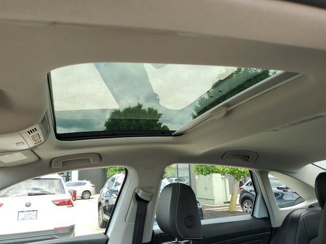 Certified 2024 Volkswagen Jetta SE w/ Panoramic Sunroof Package FWD image 19