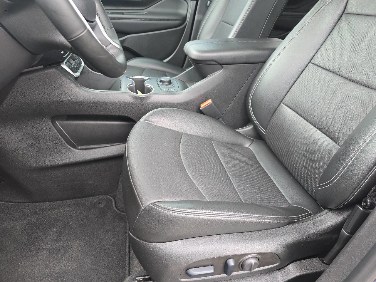 Used 2023 GMC Terrain SLT image 26