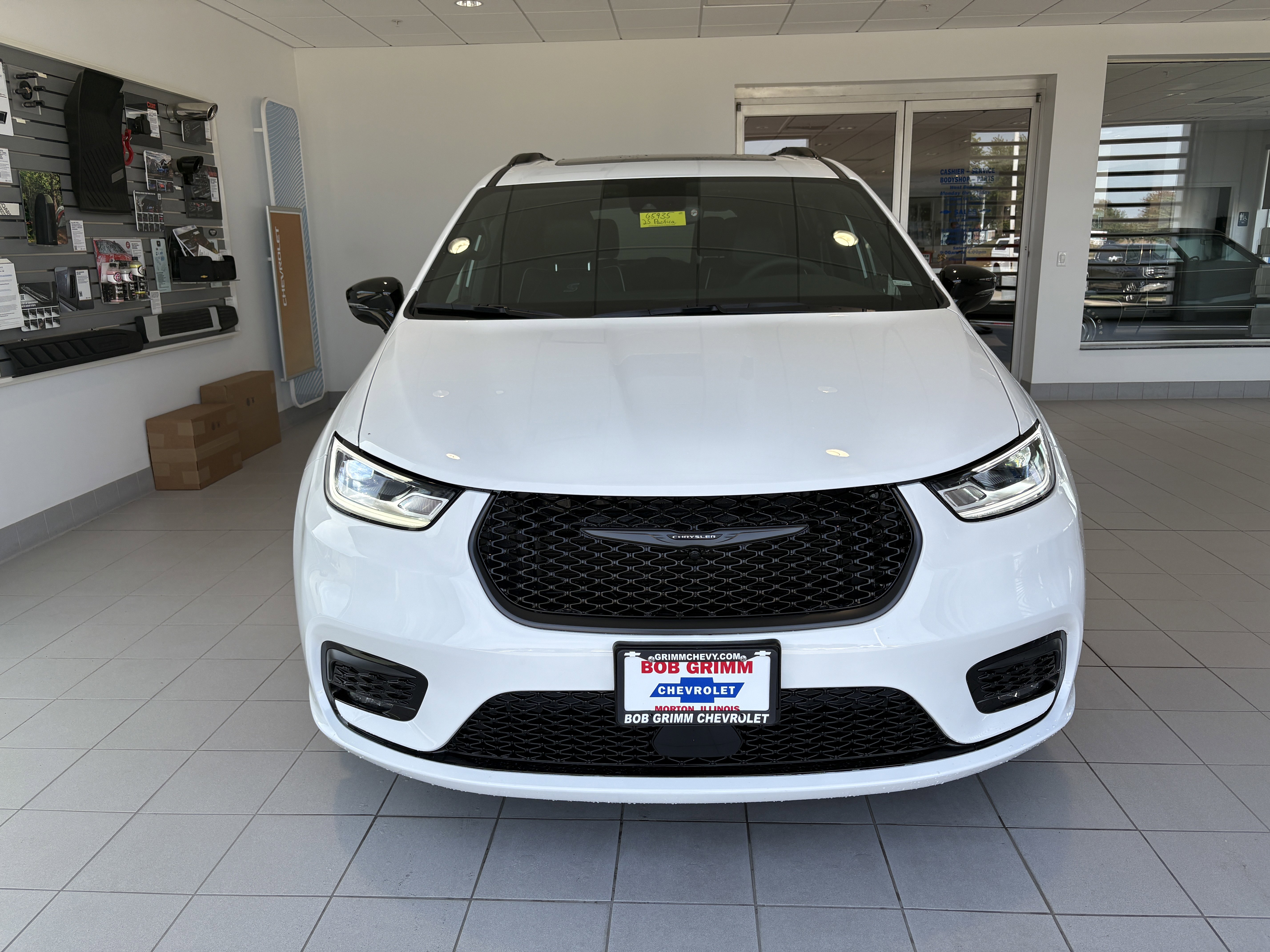 Used 2025 Chrysler Pacifica Limited image 6