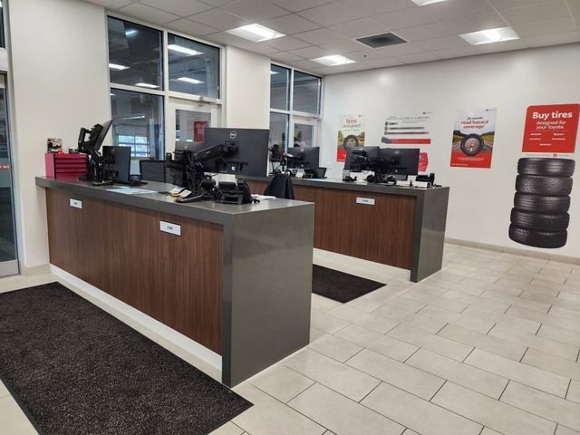 Used 2025 Toyota Corolla Cross L image 16